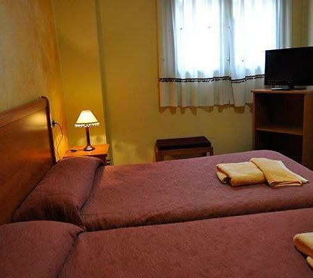 Hostal Puerta del Valle La Cistérniga Esterno foto