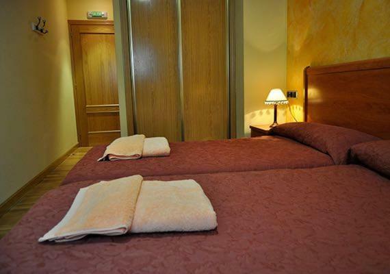 Hostal Puerta del Valle La Cistérniga Esterno foto