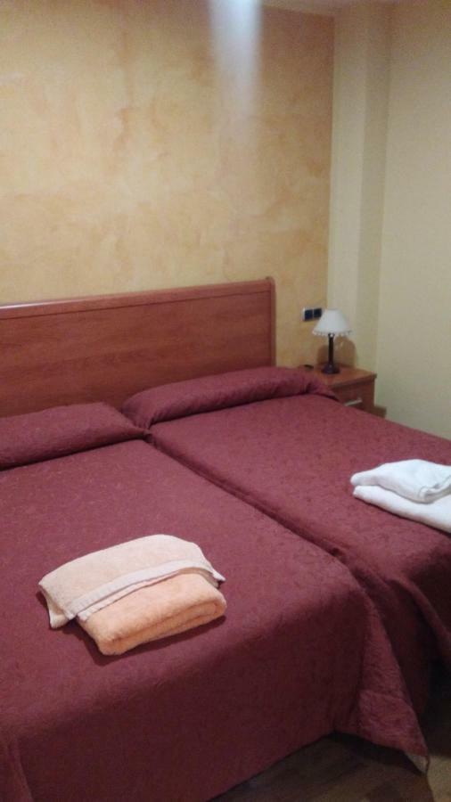 Hostal Puerta del Valle La Cistérniga Esterno foto